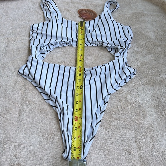 Stripe/ ruffle swimsuit - Picture 6 of 6